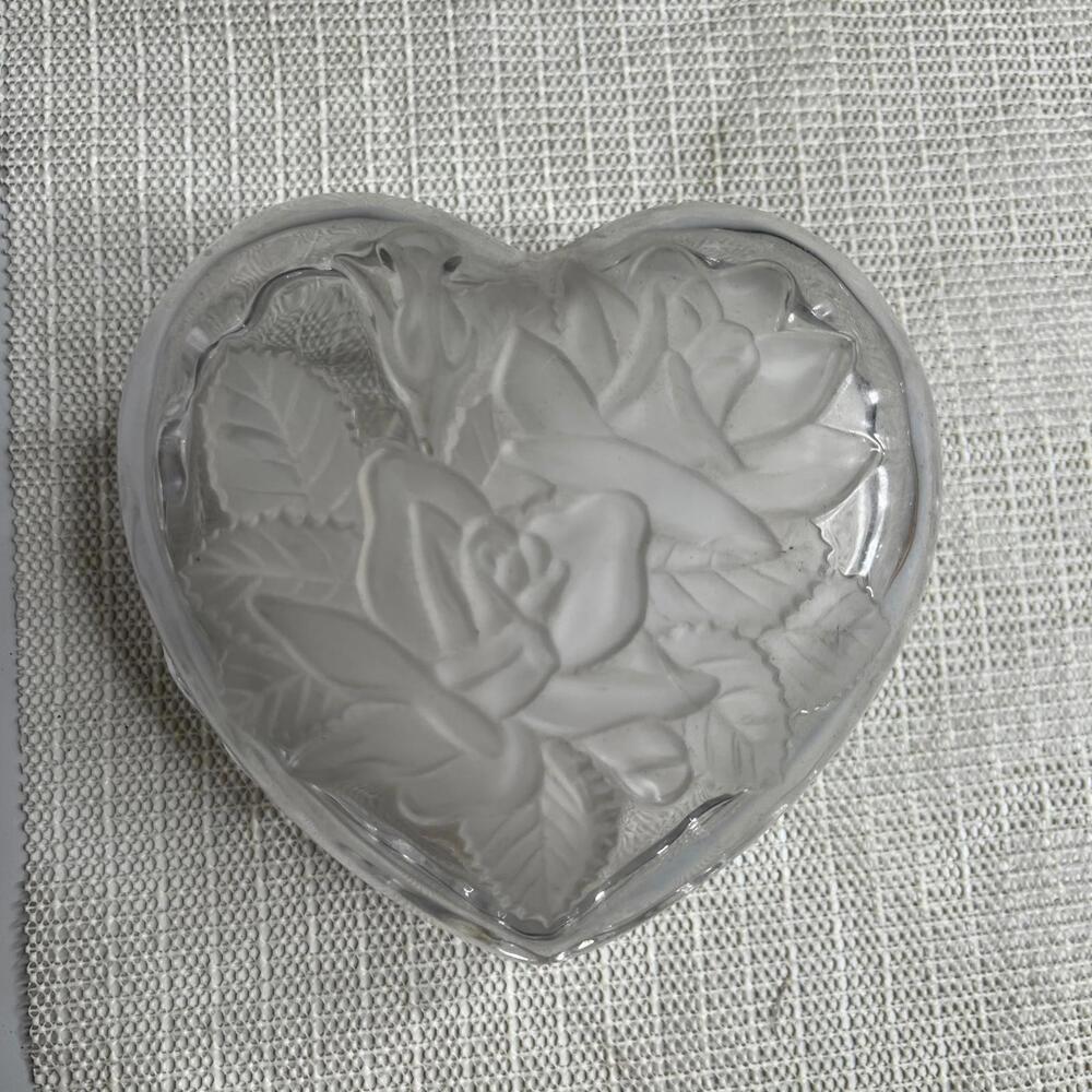 Studio Nova Japan Heart Shaped Glass Trinket Box with Roses –‎ Vintage Frosted